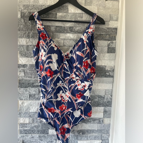Women SEEKERS ESSENTIALS Australia NWT-One Piece Floral Bella Print Swim Suit-20 - Picture 1 of 8